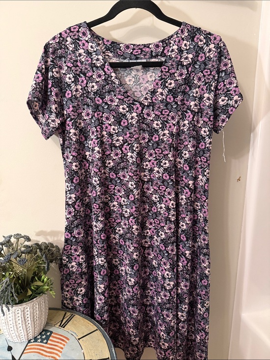 Karina Grimaldi Dresses & Skirts - Floral V-Neck Short Sleeve Dress — Pink, Lavender & Black with side Pockets S